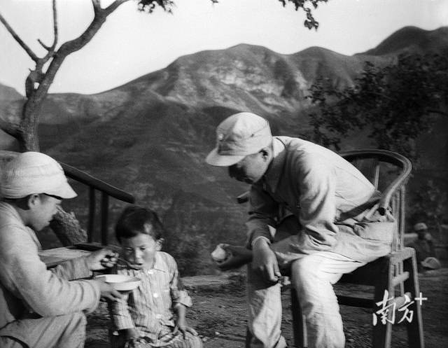 1940年8月,聂荣臻将军与日本小姑娘美穗子。(沙飞摄影) 1940年8月,聂荣臻将军与日本小姑娘美穗子。(沙飞摄影)