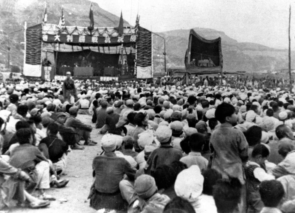 1945年，延安军民集会庆祝抗战胜利。