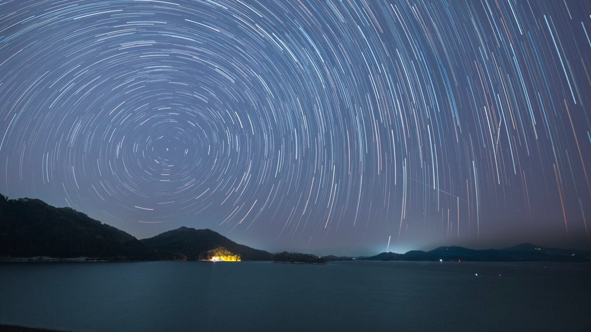 InPics | Starry sky over Gaozhou Reservoir in Maoming