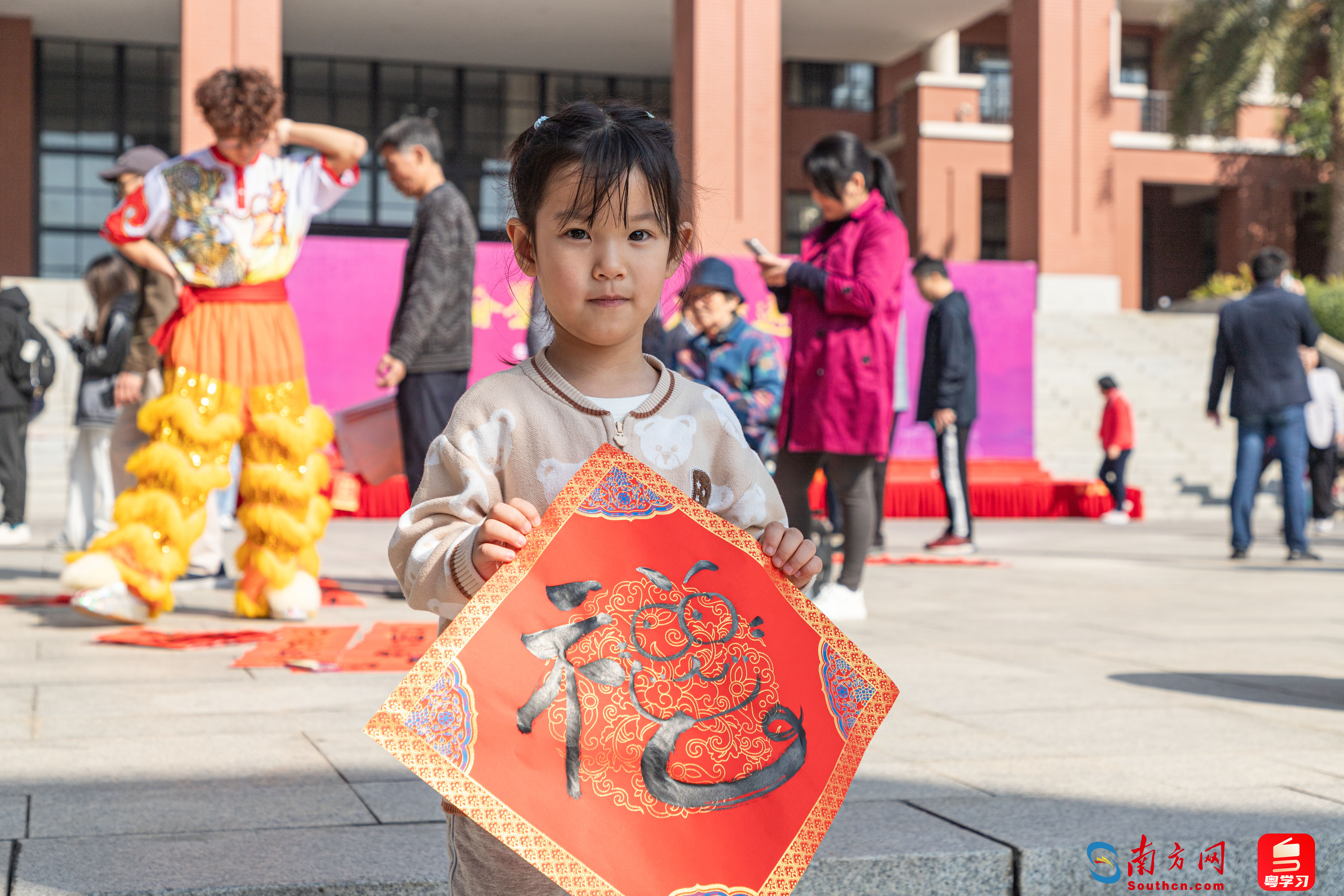 小朋友展示“花式”趣味春联。学生书画社的齐聚会员代表共同挥毫，是华农翰墨华农2025年首场大型校园文化活动。“迎新春·送春联”是迎新华农校园文化品牌活动，一副副饱含对新春、年味</p><p indenttext=