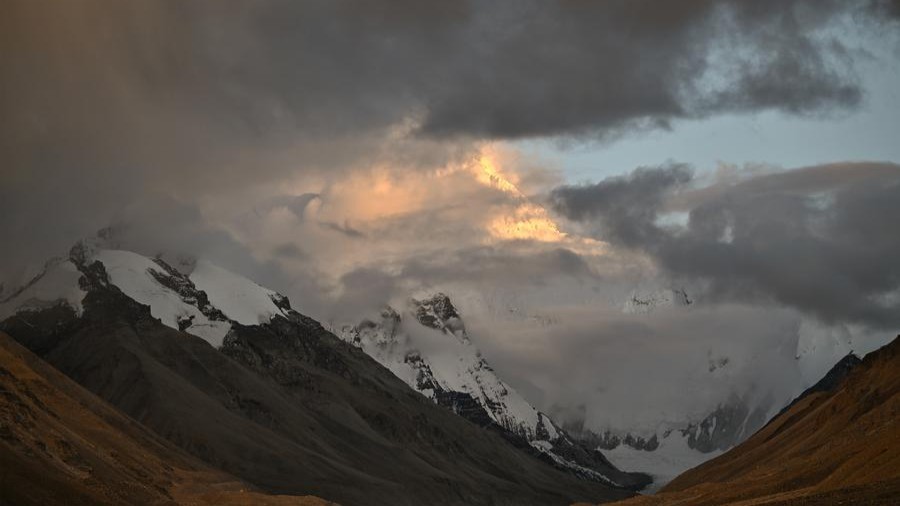 Mount Qomolangma scenic area closed after 6.8-magnitude quake hit Xizang