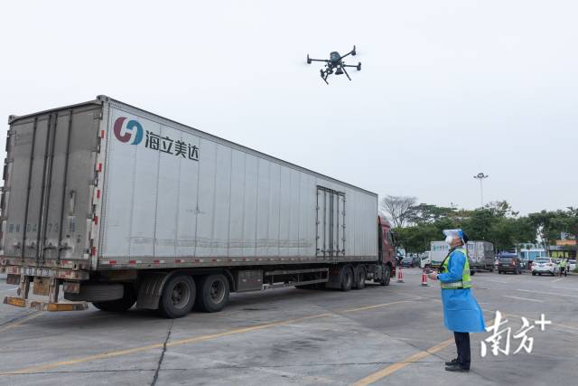 工作人员用无人机进行广播。 工作人员用无人机进行广播。