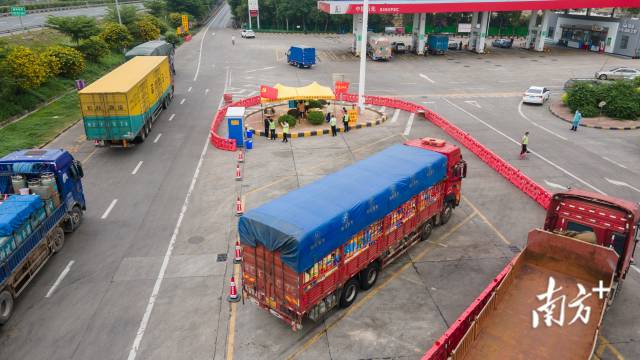 南二环高速勒流服务区入粤货车停放专区。 南二环高速勒流服务区入粤货车停放专区。