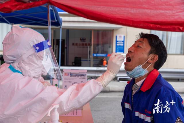 司乘人员接受核酸检测。 司乘人员接受核酸检测。
