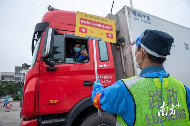 进入服务区,每辆货车均有路政人员指引。 进入服务区,每辆货车均有路政人员指引。