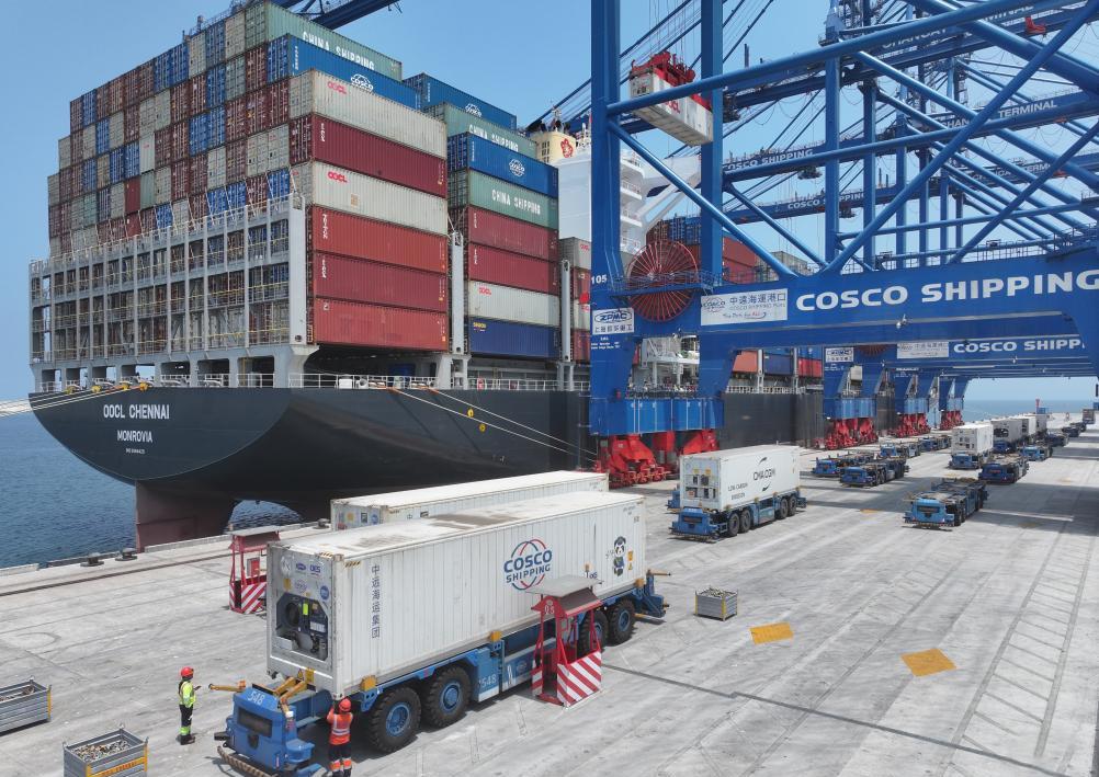 △秘鲁钱凯港，智能集卡装载到港集装箱。