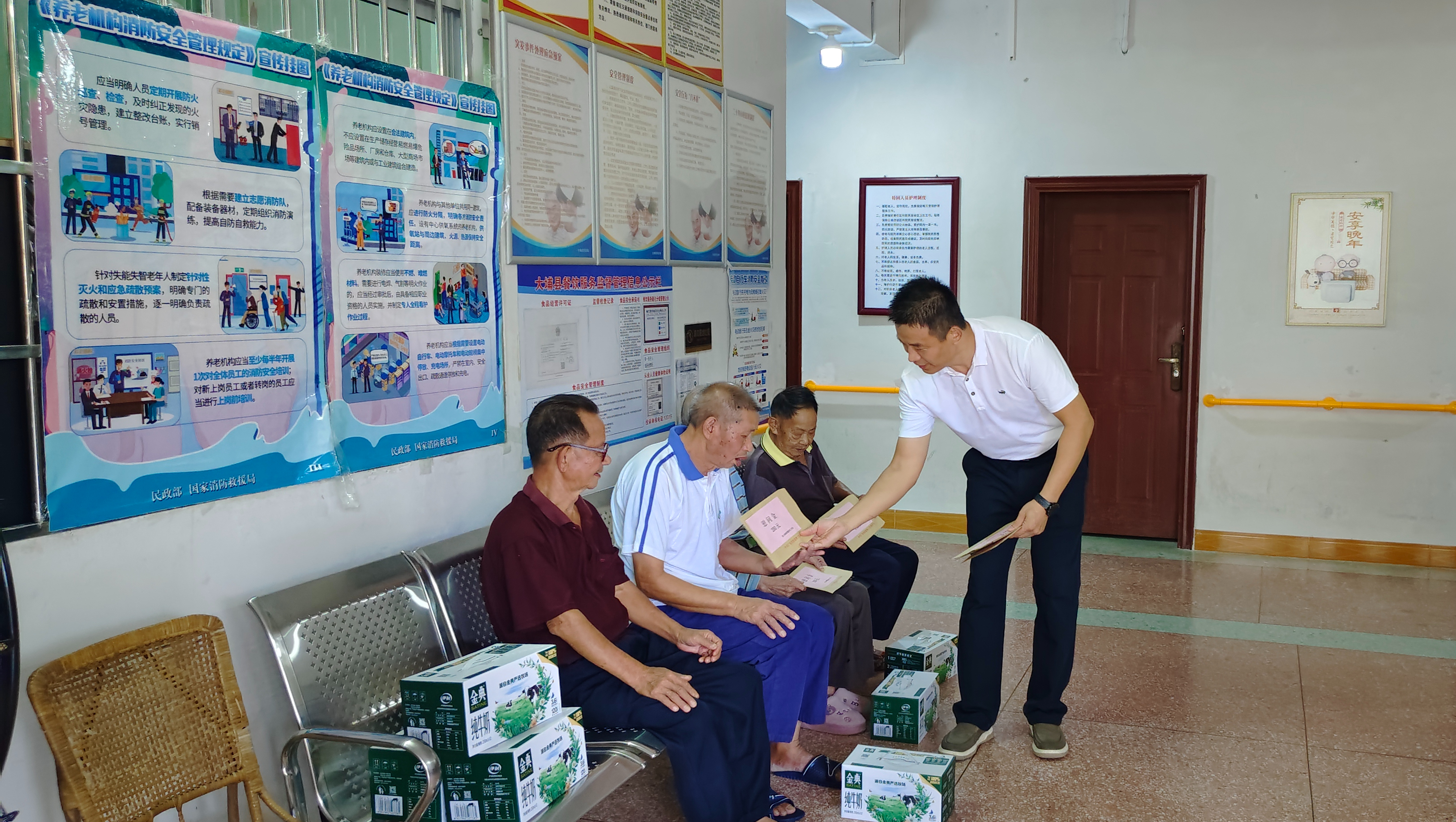 工作队赴大麻镇敬老院开展重阳节慰问活动。图片来源:省委港澳办