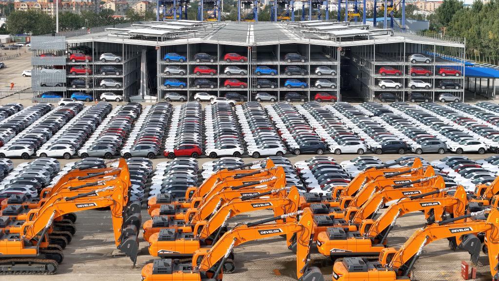 △山东港口烟台港，国产汽车和工程机械集结等待装船出口。