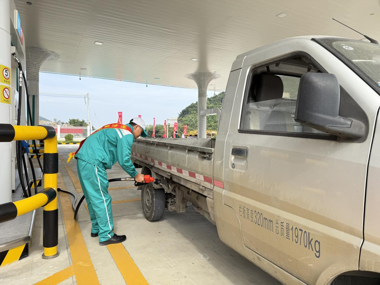 工作人员动作娴熟为车辆加油