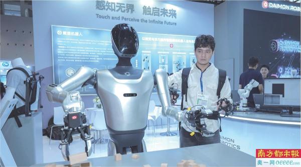 工作人员实时操控人形机器人。