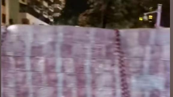 广东惠州街头货车装有过亿现金？官方辟谣：实为道具