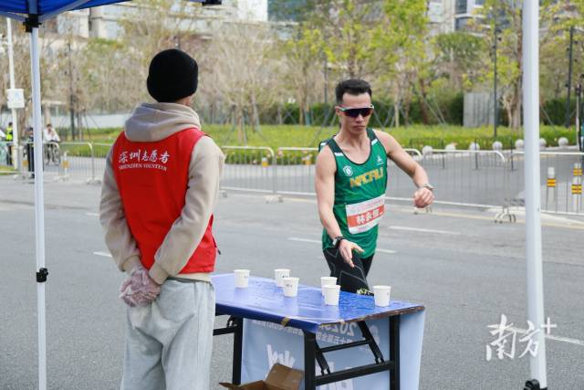 在2月份的测试赛上，参赛选手全程佩戴专用手环。