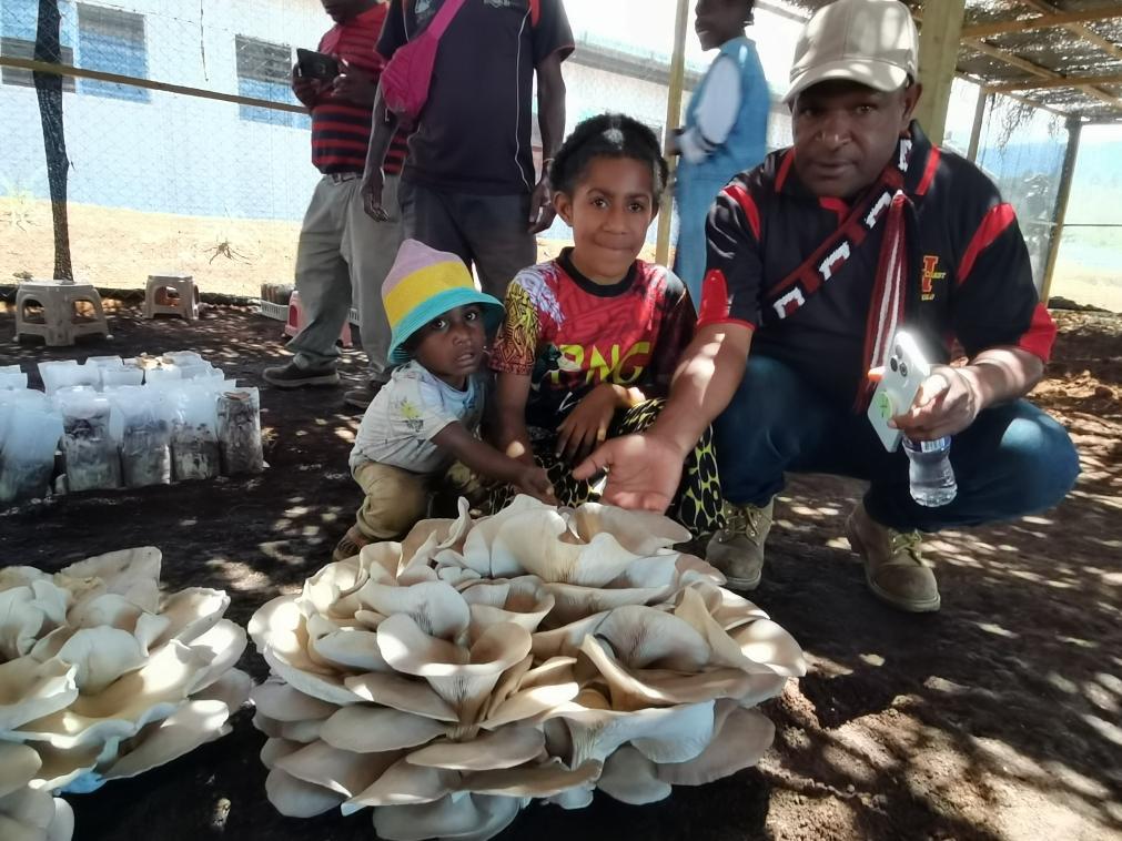 △2025年9月29日，在巴布亚新几内亚东高地省首府戈罗卡市，当地民众参观中国援巴布亚新几内亚菌草旱稻项目永久性示范基地。