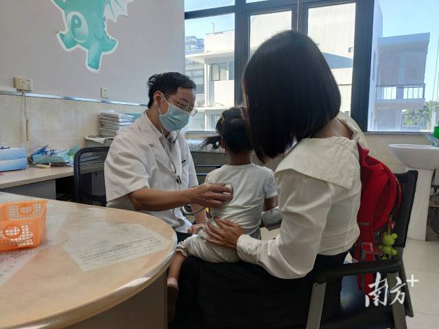 图4：在中山大学孙逸仙纪念医院（北院区）急诊科，家长带着孩子在候诊。