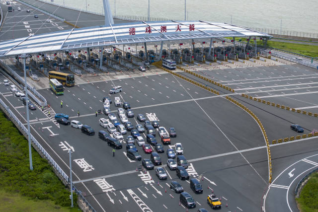 工作人员在现场疏导入境车流。