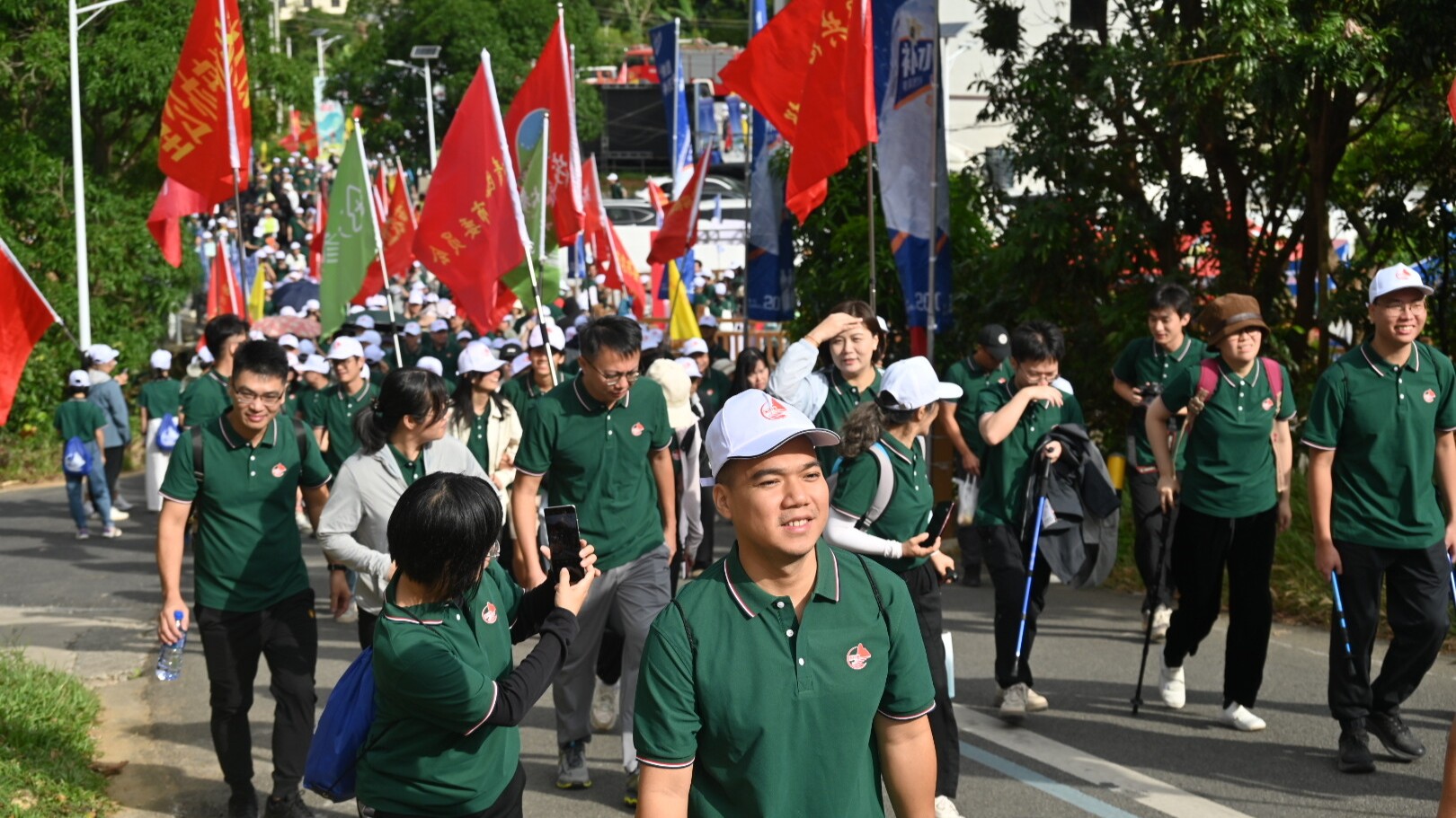 Thousands join Maoming's Fushanling hike to celebrate Chongyang Festival