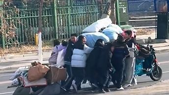 他们的善良就像天赋一样！少年们放学后帮大爷推车丨暖心画