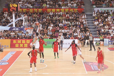 双方在篮下展开激烈争夺。