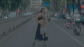 “秒上岗”的反应真快！幼童险穿马路 女警立即下车将其抱走丨暖心画