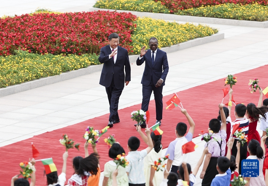 　　9月1日下午，国家主席习近平在北京人民大会堂同来华进行国事访问的贝宁总统塔隆举行会谈。这是会谈前，习近平在人民大会堂东门外广场为塔隆举行欢迎仪式。新华社记者 丁海涛 摄