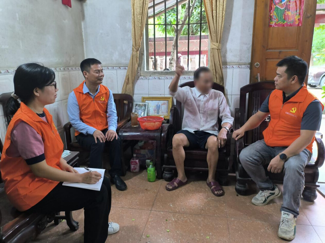 宝裕村“两委”干部走访群众了解情况。