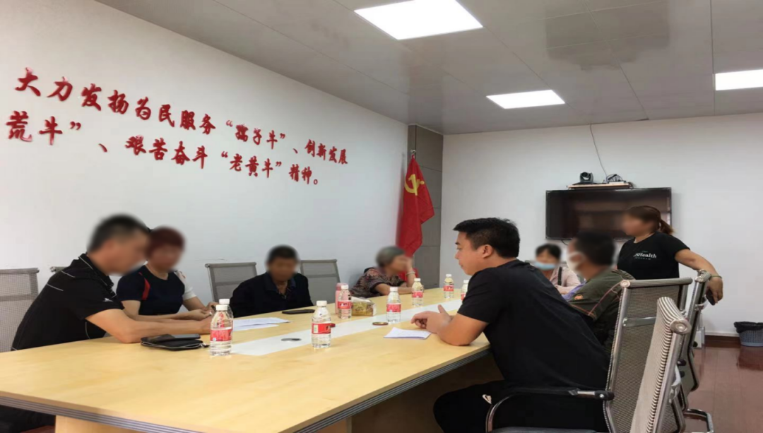 宝裕村“两委”干部调解村民股权纠纷问题。