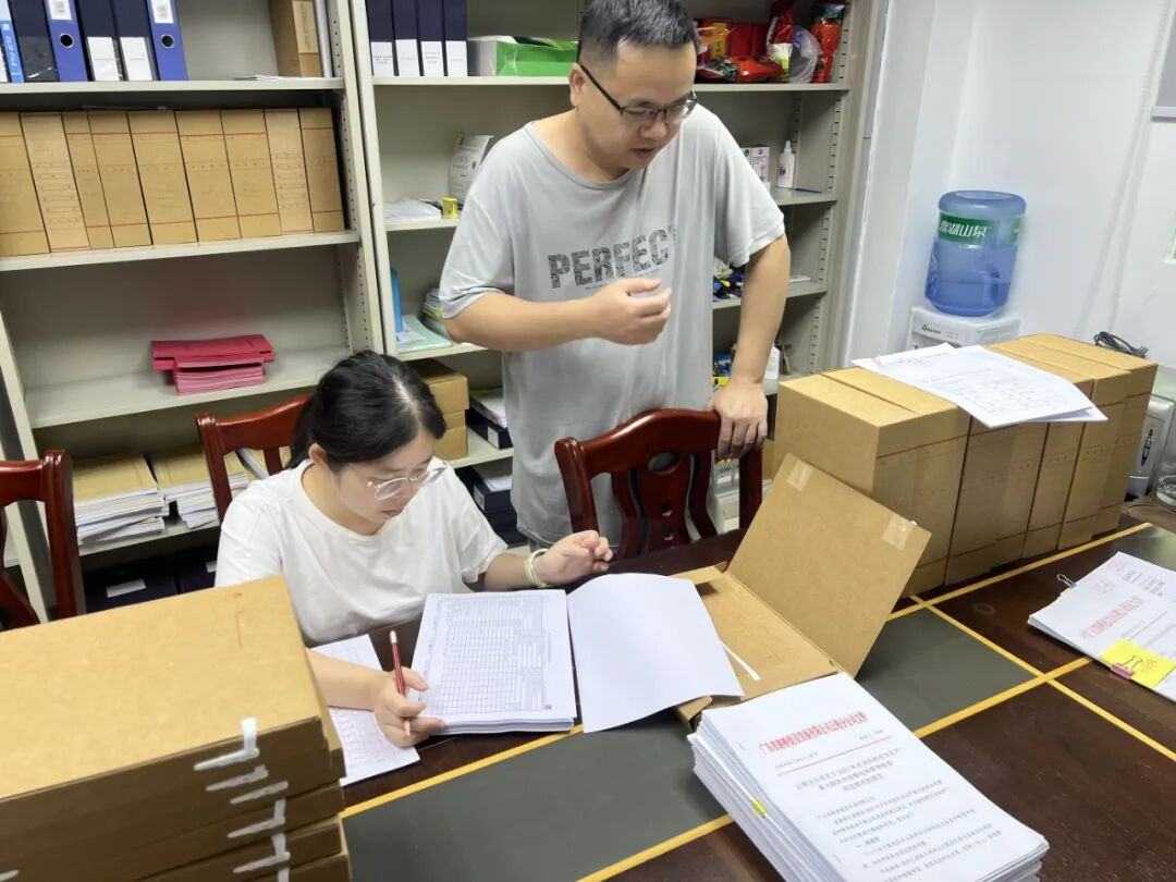 工作人员检查接收云浮西项目施工档案(摄影:赖惠银)