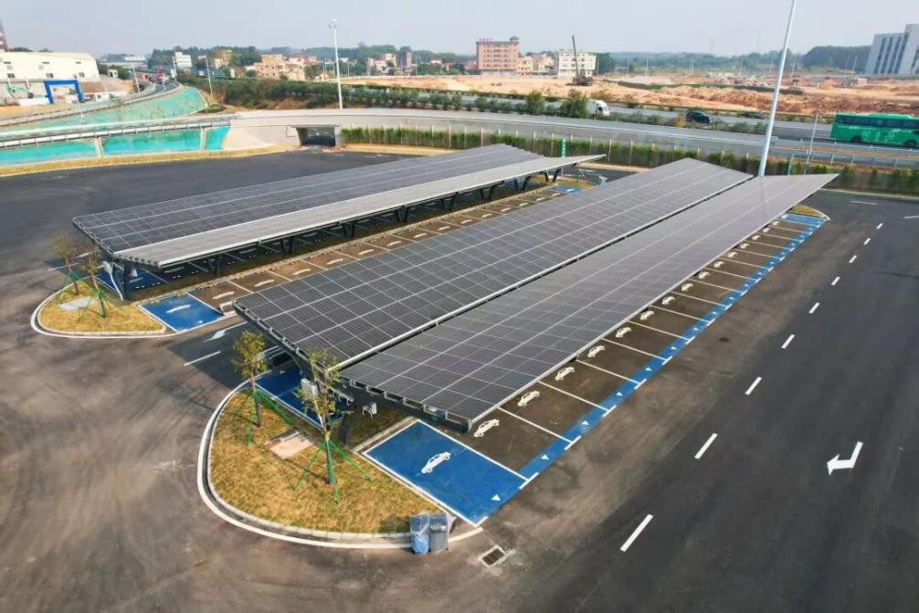 停车雨棚太阳能光伏板 摄影:陆禄