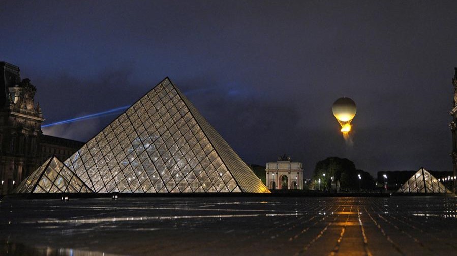 France : des bijoux dérobés au musée du Louvre (presse)