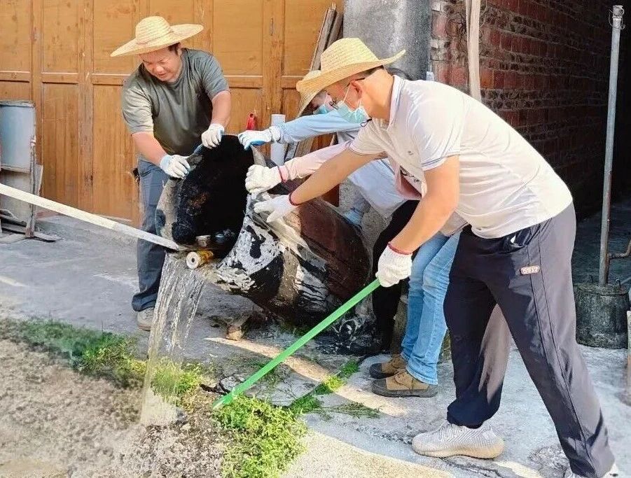 云安区高村镇人大代表积极开展爱国卫生运动