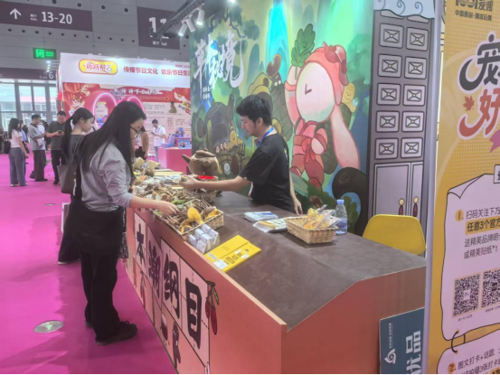 在东莞哈一代展位前,“本‘潮’纲目”系列玩偶引人关注。记者林珍摄