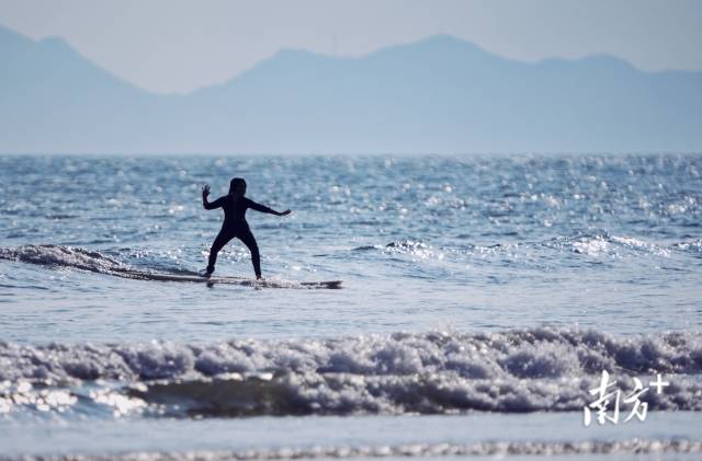 正在冲浪的“浪人”。 正在冲浪的“浪人”。