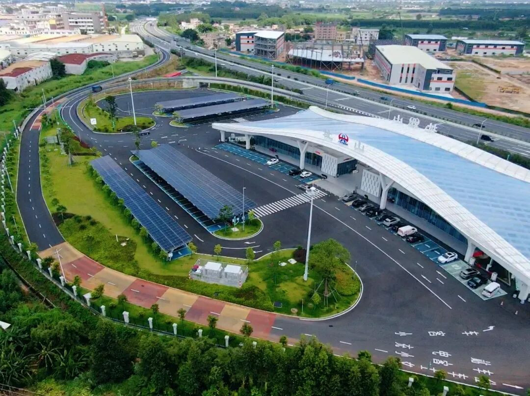 充电桩车位 摄影:陆禄