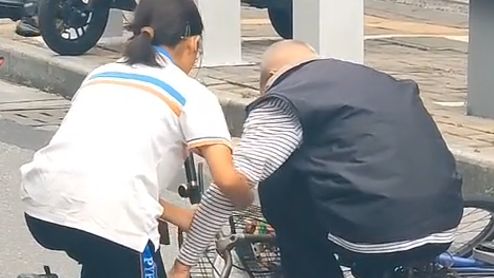 为毫不犹豫点赞！女孩跪地扶起骑车摔倒老人丨暖心画