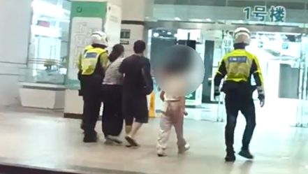 广州民警开路护送心脏不适病人就医｜暖心画