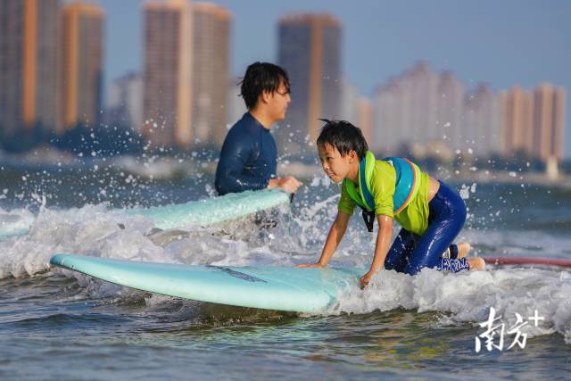 10月19日,一位少年正尝试在冲浪板上站起来。 10月19日,一位少年正尝试在冲浪板上站起来。