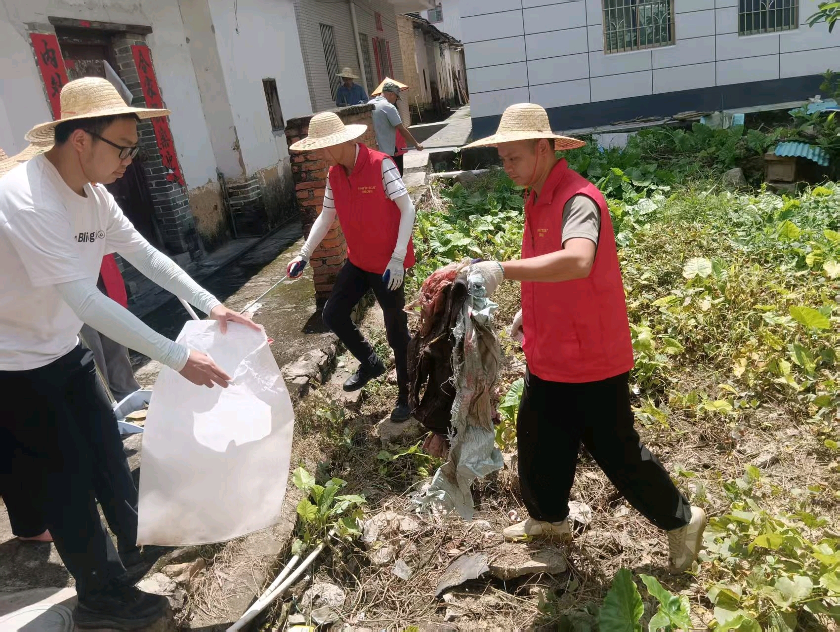 侧记丨伍冠超:永不褪色的军装 振兴路上再冲锋