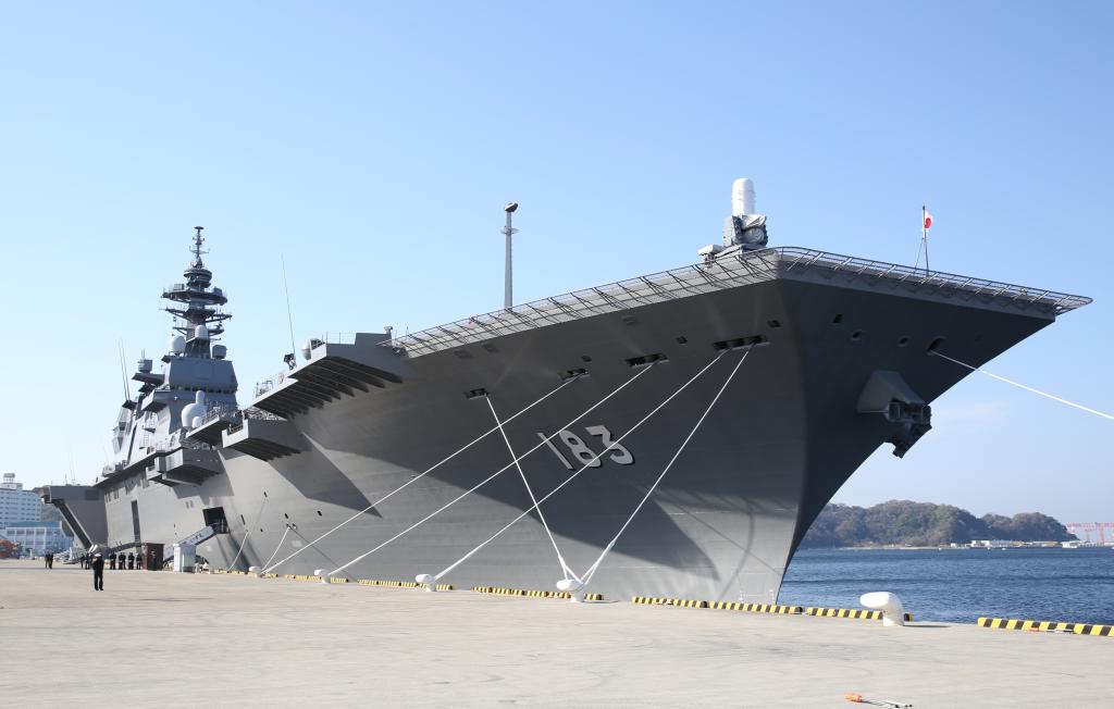 这是2015年3月31日在日本海上自卫队横须贺基地拍摄的“出云”号直升机驱逐舰。新华社记者刘天摄