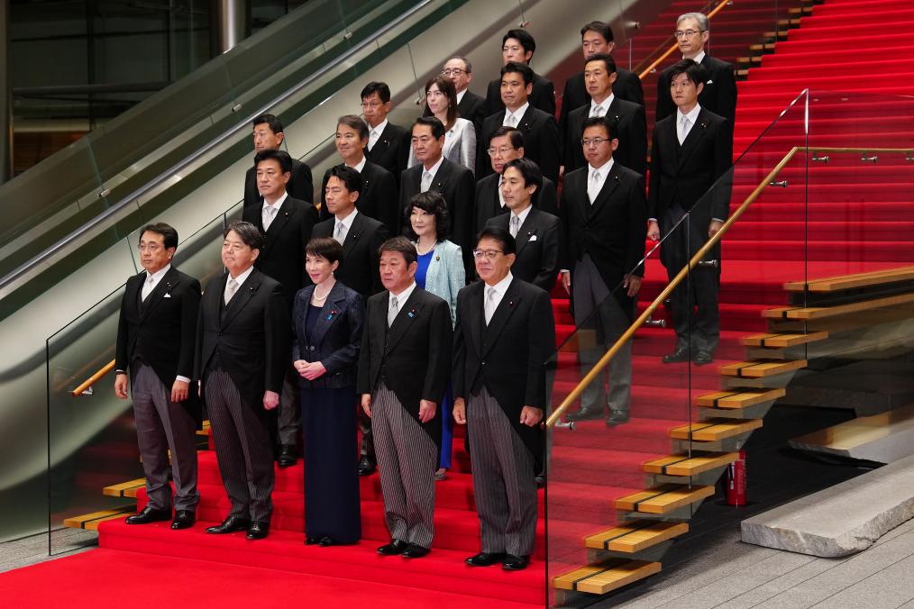 2025年10月21日,日本首相高市早苗(前排中)在东京的首相官邸率阁僚合影。新华社记者 贾浩成 摄