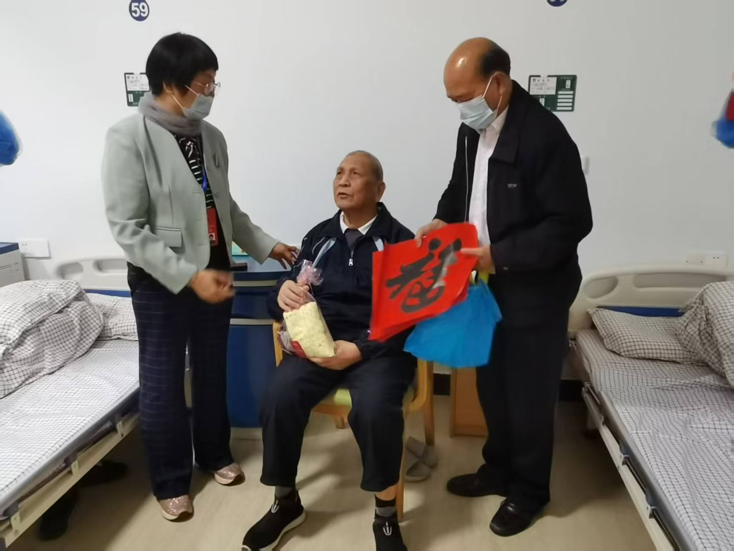 云城区云城街道人大工委：重阳节慰问老人送关怀