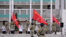 香港特区政府保安局举行宪法40周年升旗仪式 六大纪律部队迈中式步操入场 香港特区政府保安局举行宪法40周年升旗仪式 六大纪律部队迈中式步操入场