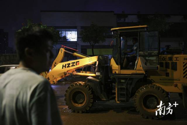 退水后,付光路跟工友们投入家门口道路清淤工作,这是他救人时用的铲车。 退水后,付光路跟工友们投入家门口道路清淤工作,这是他救人时用的铲车。