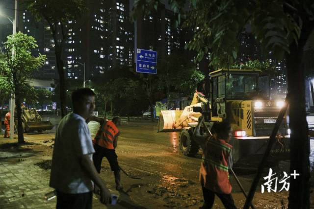 退水后,付光路跟工友们进行清淤工作。 退水后,付光路跟工友们进行清淤工作。