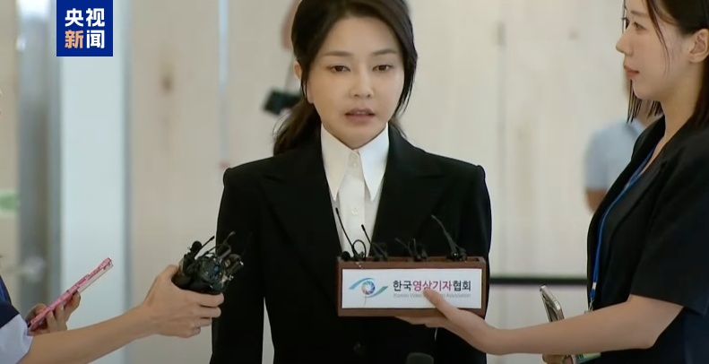 前韩国总统Yoon Seo-Young的妻子Kim Jianxi是首次调查