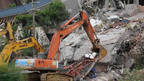 广州白云区山体滑坡致房屋受损 消防已成功营救8人