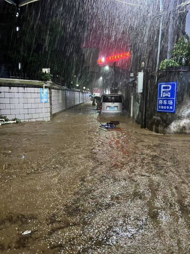8月4日晚鼎湖山上山路的水情