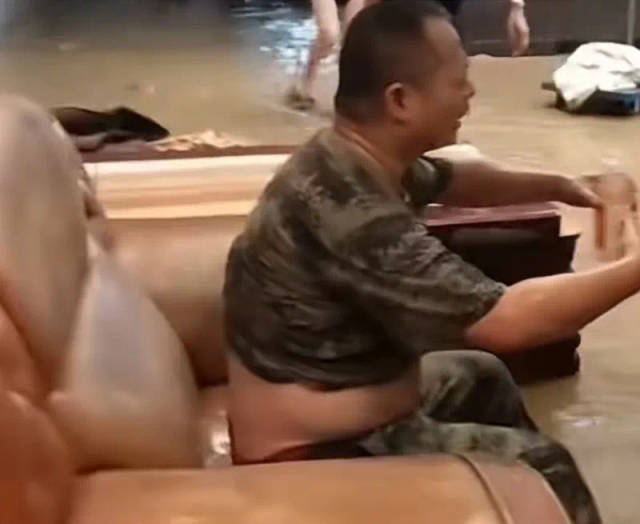 被救起的落水者