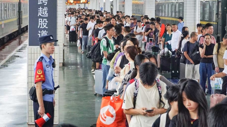暴雨致铁路停运，公安护航万余滞留旅客转运