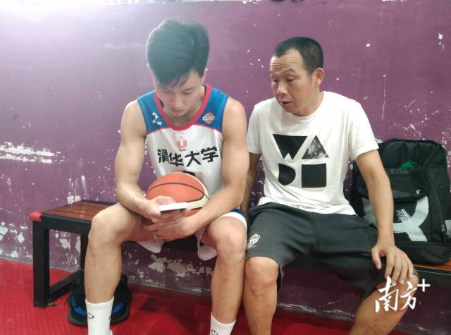 父亲卢志宏是卢骏篮球路上的“引路人”。 魏英 拍摄