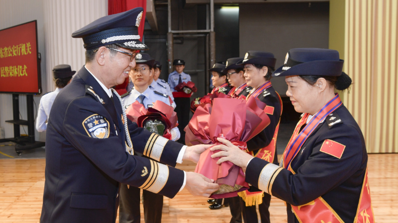 廣東省公安廳舉行廳機關退休民警榮休儀式